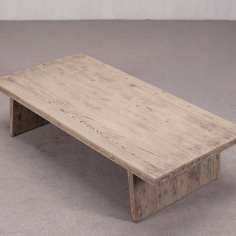 Mesa de centro rectangular de madera, tablero con vetas y bordes desgastados