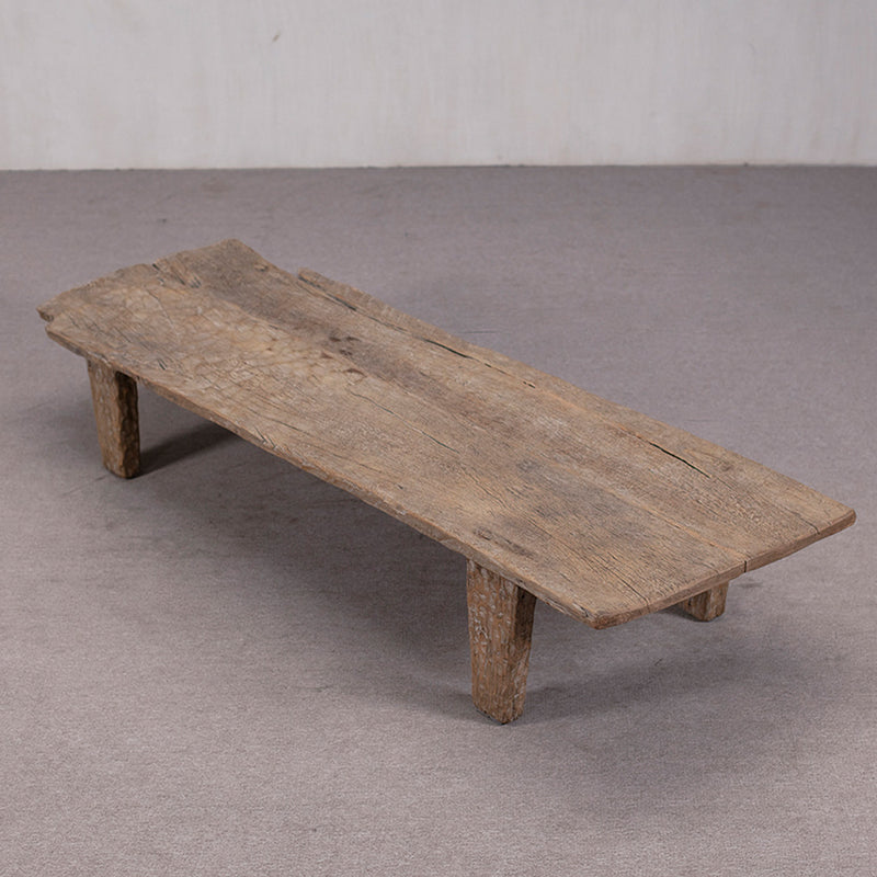 Mesa de centro de madera Heritage: tapa texturizada y patas robustas en ángulo