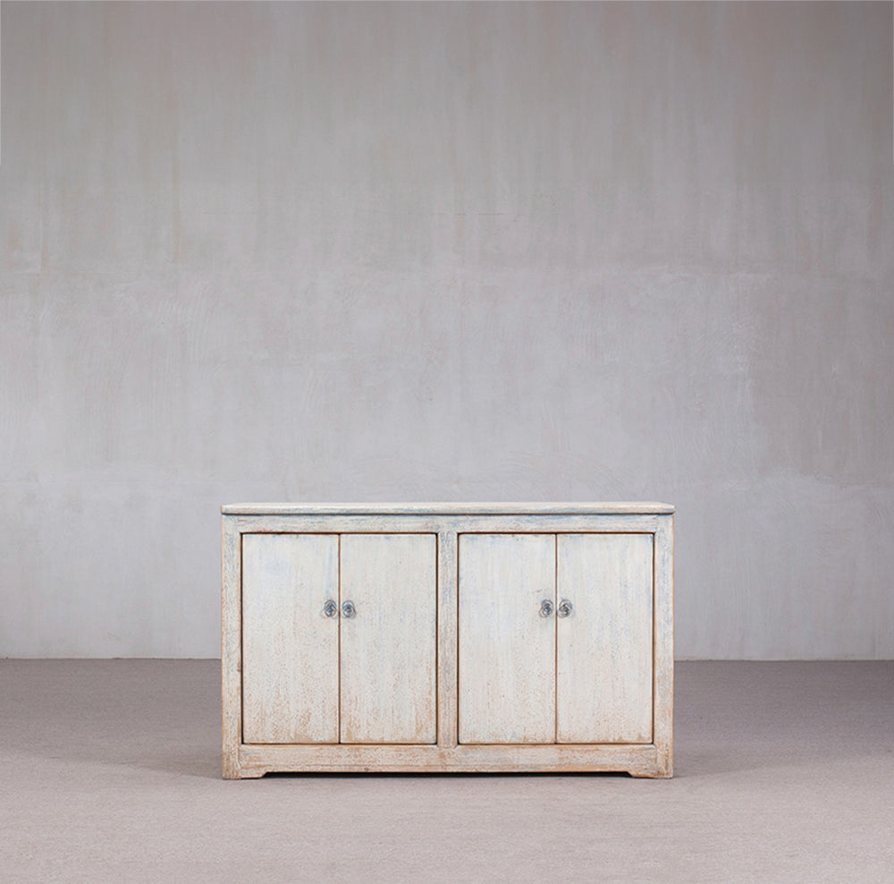 Aparador de madera blanco Heritage, con 2 puertas y tiradores metálicos.