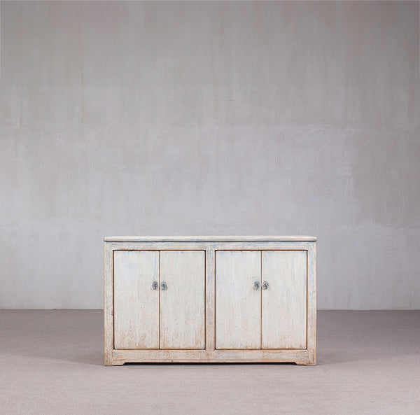 Aparador de madera blanco Heritage, con 2 puertas y tiradores metálicos.