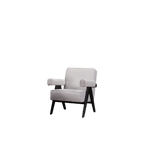 Butaca tapizada en color claro con patas de madera oscura y brazos acolchados