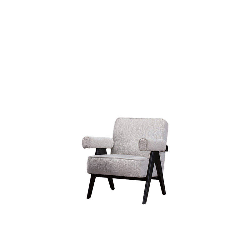Butaca tapizada en color claro con patas de madera oscura y brazos acolchados
