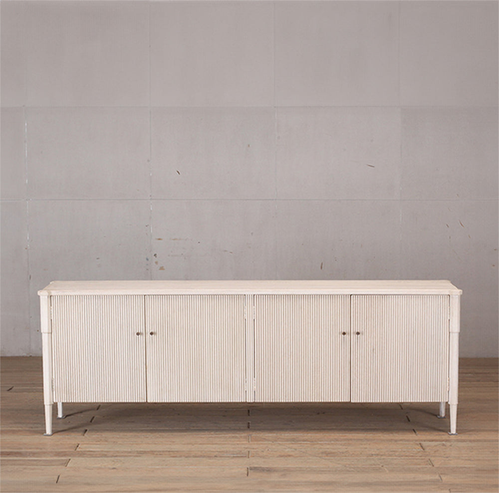 Aparador blanco estriado con 4 puertas y patas, estilo vintage
