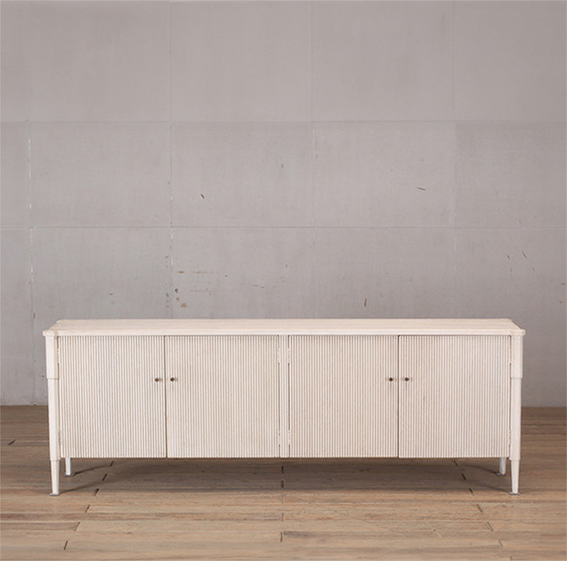 Aparador blanco estriado con 4 puertas y patas, estilo vintage