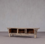 Mueble TV antiguo con puerta abatible abierta y tres compartimentos interiores