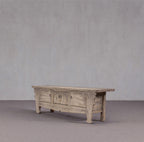 Mueble TV antiguo de madera desgastada con tres cajones y patas torneadas