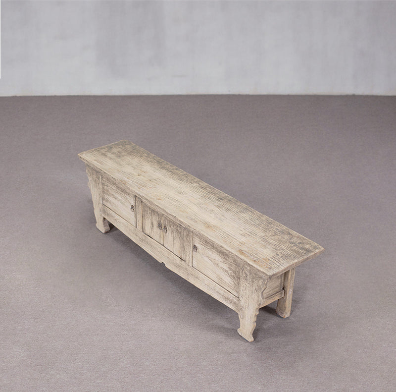 Mueble TV antiguo de madera clara con frentes de cajón y acabado envejecido