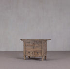 Aparador antiguo chino de madera con 5 cajones, patas curvadas, vista frontal