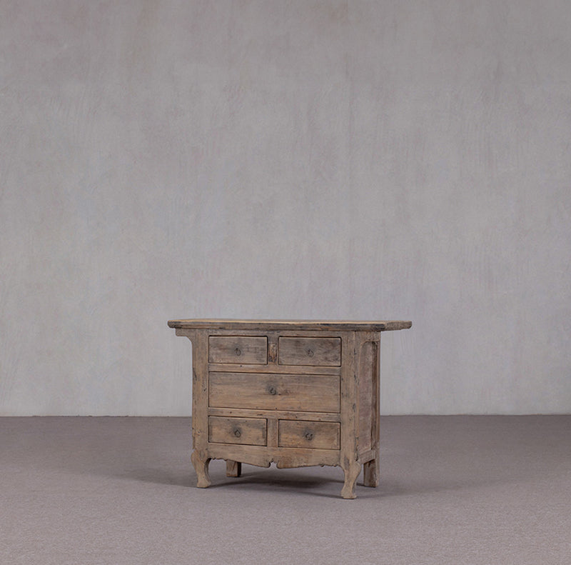 Aparador antiguo chino de madera con 5 cajones, patas curvadas, vista frontal