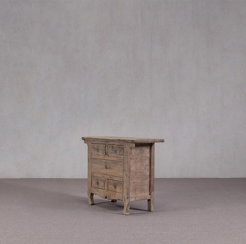 Aparador antiguo chino de madera con 5 cajones, vista lateral, patas curvadas