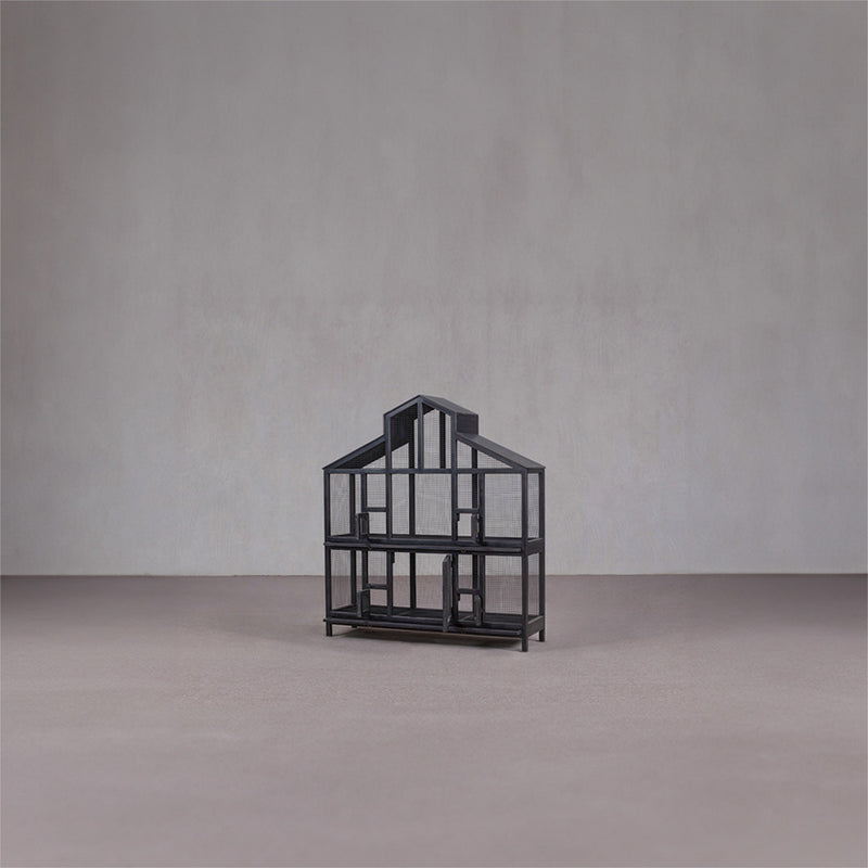 Jaula para pájaros negra con forma de casa, vista frontal con puerta inferior