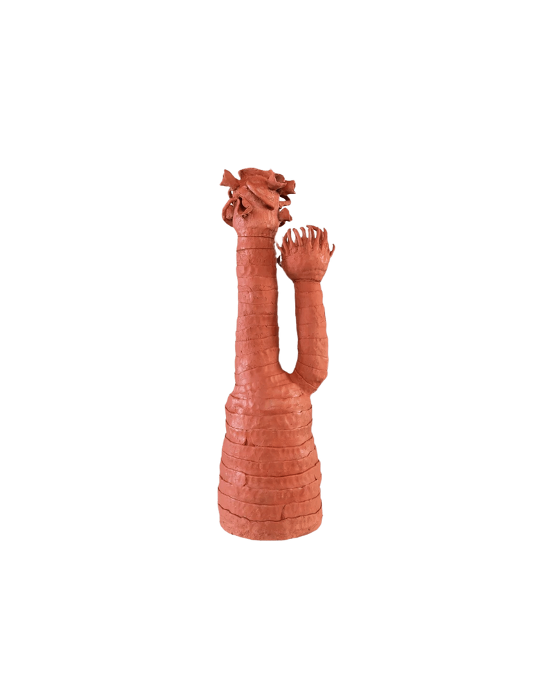 Escultura de terracota Reef 01 con figura humana de perfil, manos juntas y brazos altos.