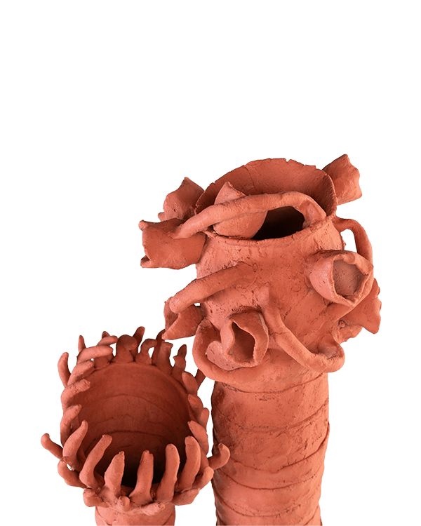 Detalle de escultura de terracota Reef 01: manos y cuencos decorativos con relieve.