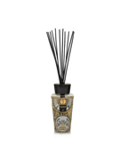 Difusor de varillas Likááh de Baobab Collection, frasco estampado con numerosas varillas negras.