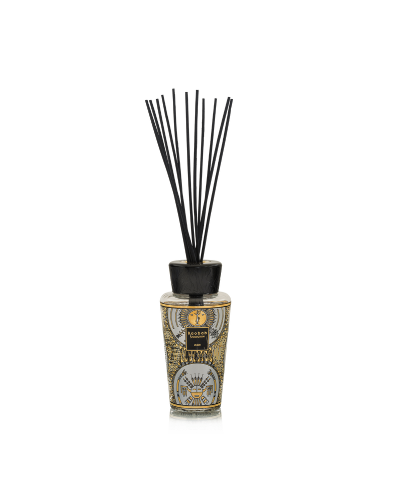 Difusor de varillas Likááh de Baobab Collection, frasco estampado con numerosas varillas negras.