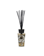 Difusor de varillas Aspen de Baobab Collection, frasco con diseño blanco y dorado y tapa negra.