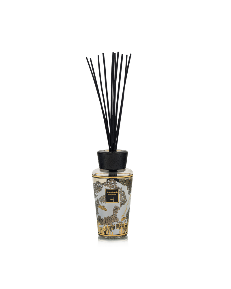 Difusor de varillas Aspen de Baobab Collection, frasco con diseño blanco y dorado y tapa negra.