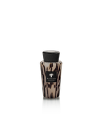 Ambientador Baobab Collection Black Pearls en frasco marmolado negro y beige, con tapa puesta.