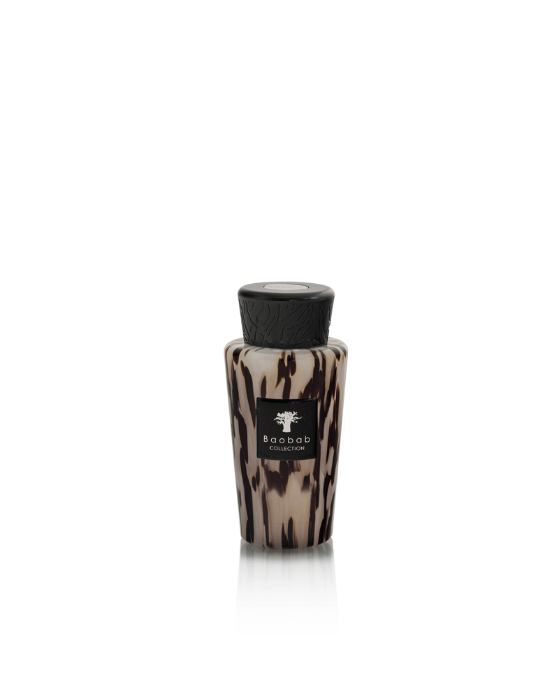 Ambientador Baobab Collection Black Pearls en frasco marmolado negro y beige, con tapa puesta.