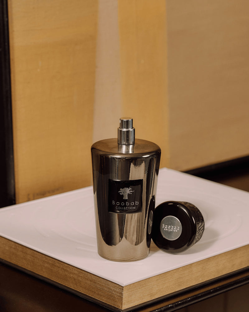 Ambientador en spray Platinum de Baobab Collection, frasco metálico plateado con pulverizador y tapa al lado.