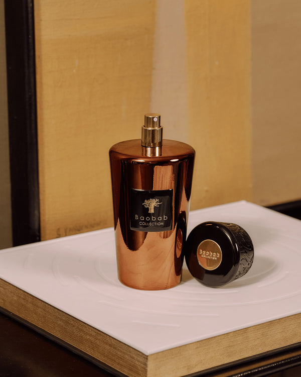 Ambientador en spray Cyprium de Baobab Collection, frasco cobrizo con pulverizador y tapa al lado