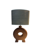 Lámpara de sobremesa Nuru de madera marrón, base escultórica y pantalla cilíndrica gris