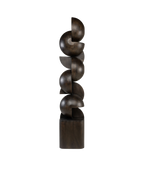 Escultura abstracta de madera de mango teñida de negro, vista frontal