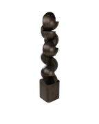 Escultura de madera de mango oscura con formas curvas y base cuadrada, vista oblicua