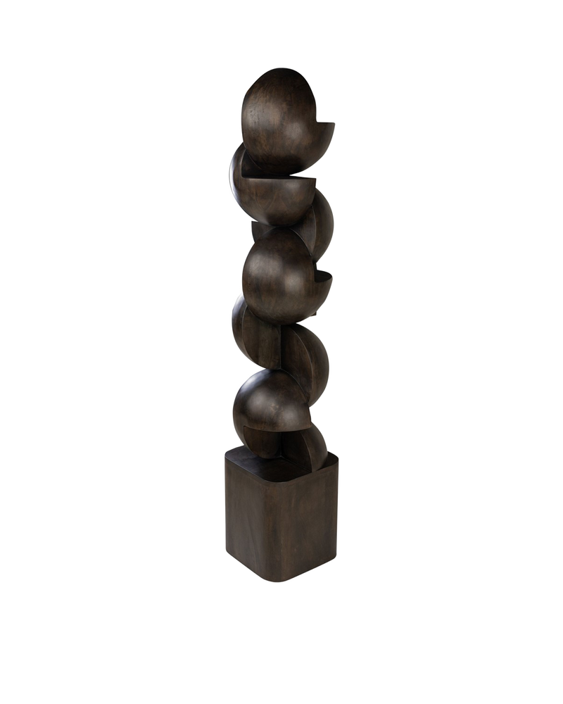 Escultura de madera de mango oscura con formas curvas y base cuadrada, vista oblicua