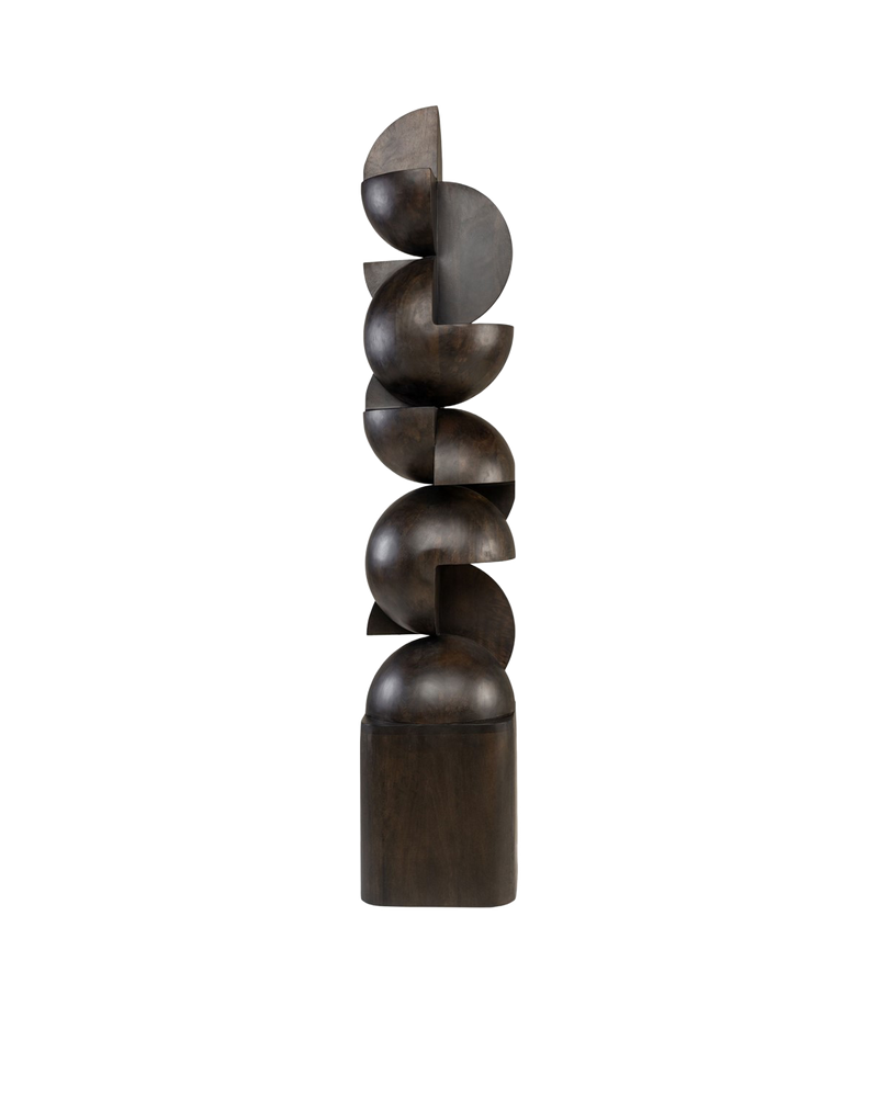 Escultura abstracta de madera oscura con piezas curvas apiladas sobre una base