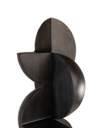 Detalle de las formas geométricas curvas de la escultura de madera oscura