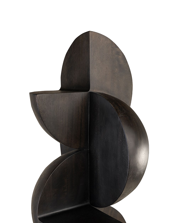 Detalle de las formas geométricas curvas de la escultura de madera oscura