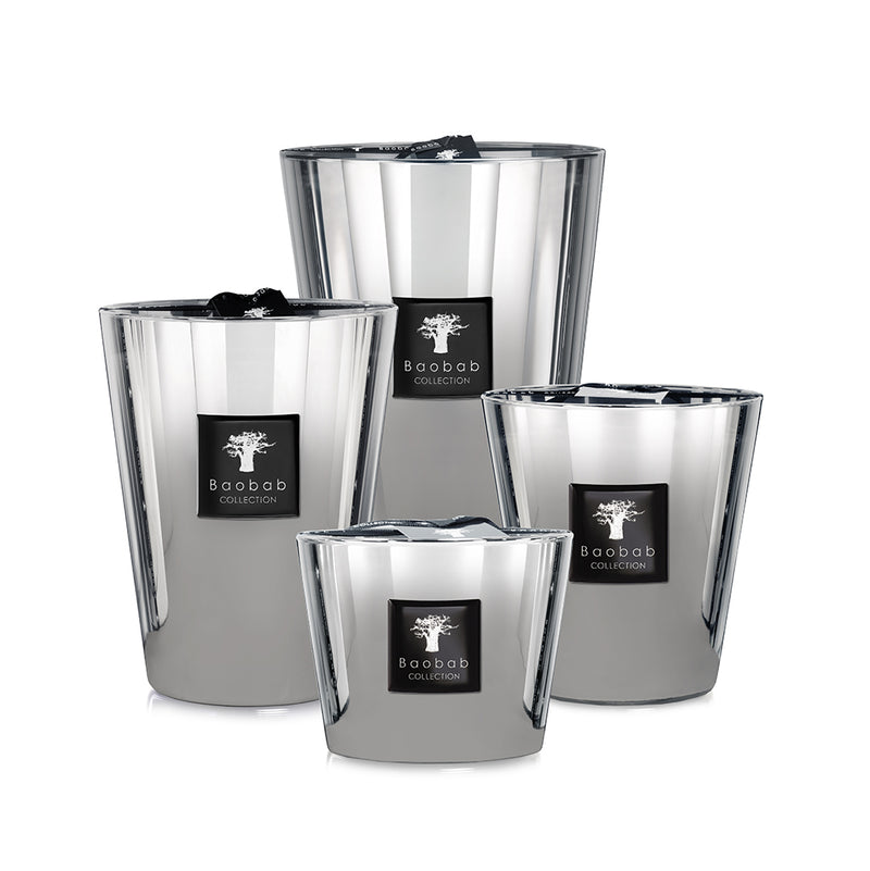 Juego de cuatro velas en recipientes plateados con tapas abiertas y etiquetas Baobab