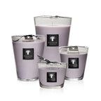 Set de velas en vasos de vidrio con cera morada y mechas, etiquetas Baobab