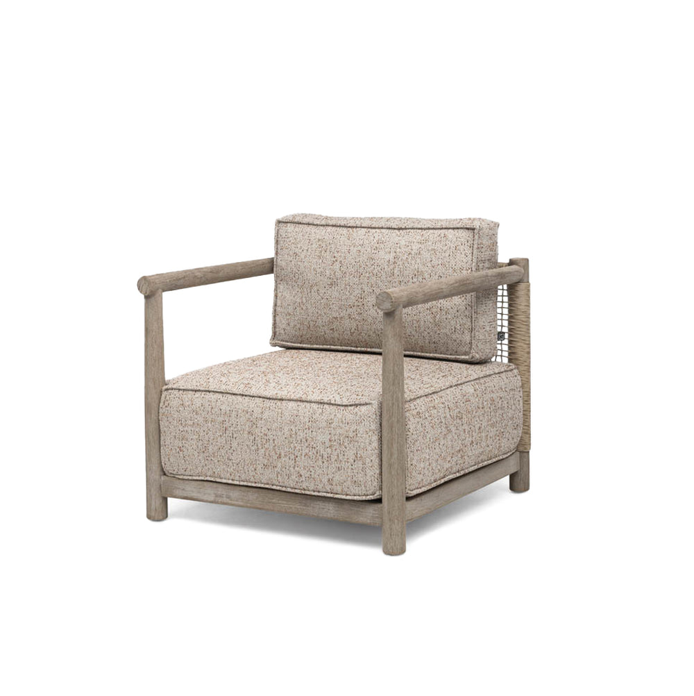 Butaca Mieke de teca natural con tapizado beige jaspeado y asiento acolchado