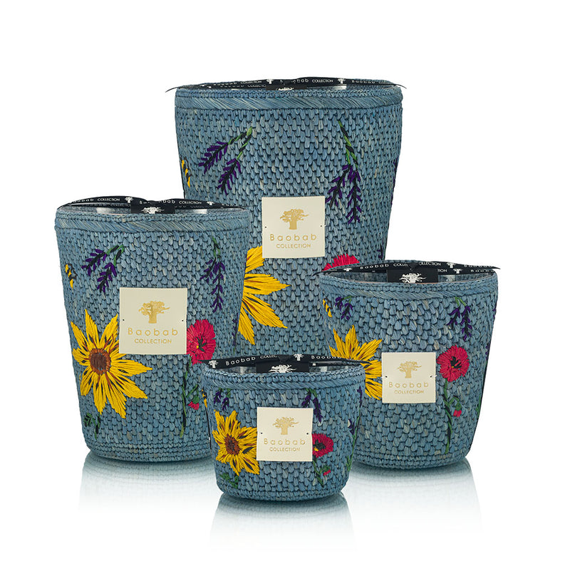 Juego de velas en recipiente tejía azul con flores y etiqueta “Baobab Collection”