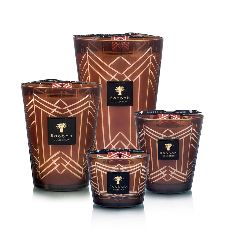 Juego de velas en vasos de vidrio ahumado con patrón geométrico dorado y etiquetas Baobab