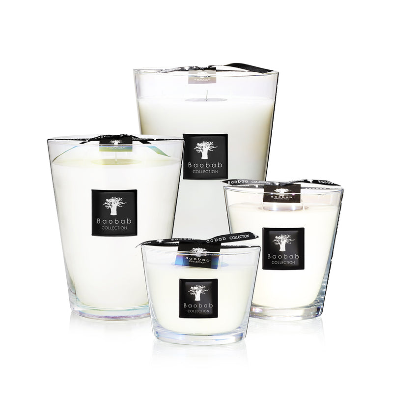 Juego de velas en frascos de vidrio con cera blanca y etiquetas negras Baobab Collection