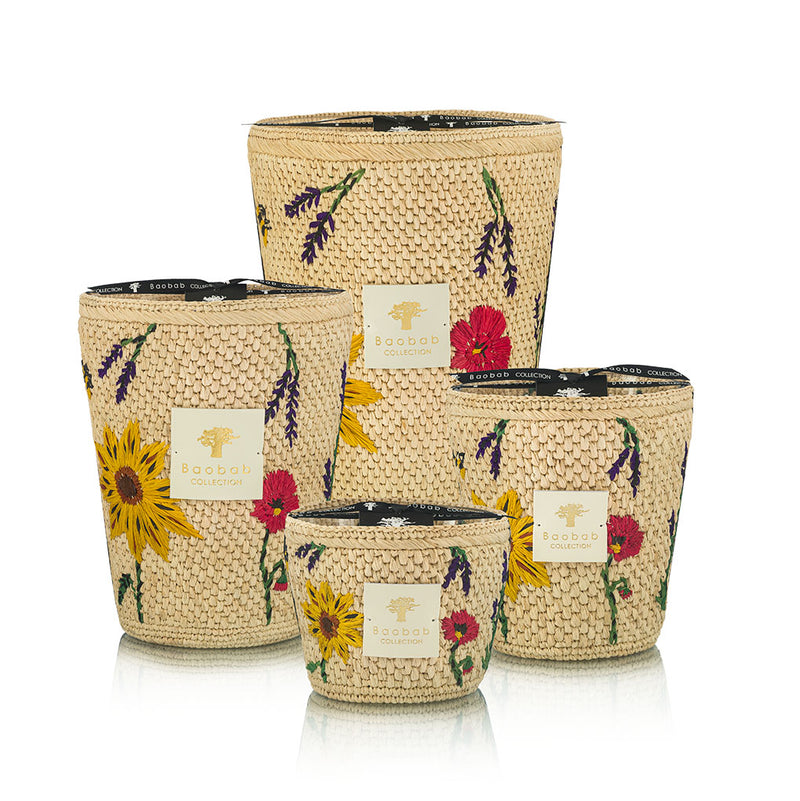 Conjunto de 5 velas en frascos de fibra tejida beige con flores y etiquetas