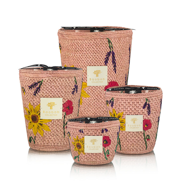 Vela Baobab en recipientes trenzados rosas con flores bordadas; conjunto de cuatro tamaños.