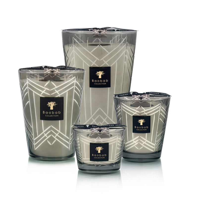 Set de velas en vasos de vidrio ahumado con patrón geométrico blanco y etiqueta Baobab