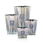 Conjunto de velas en vasos de vidrio transparentes con vetas grises y etiquetas Baobab