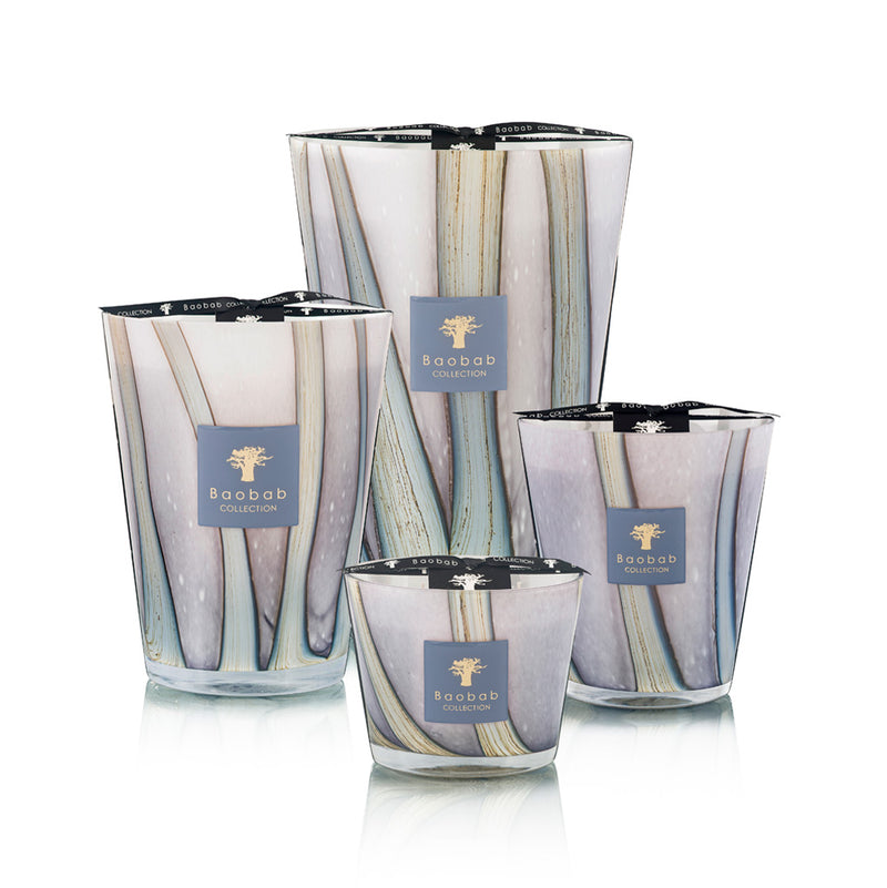 Conjunto de velas en vasos de vidrio transparentes con vetas grises y etiquetas Baobab