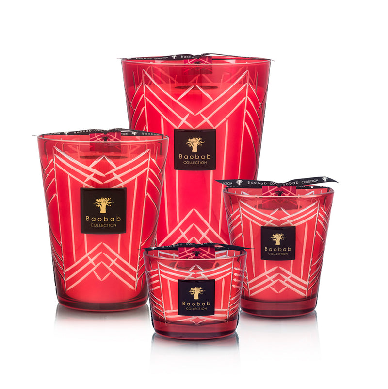 Juego de velas en vasos de vidrio rojos con patrón geométrico blanco y etiquetas Baobab