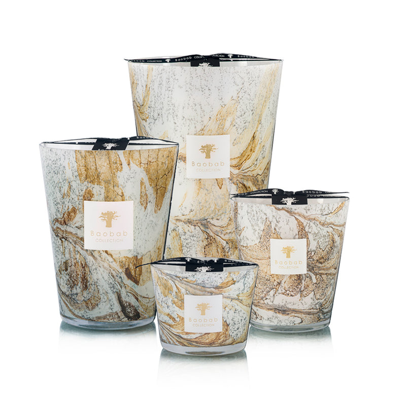 Set de velas en vasos de vidrio con patrón marmoleado dorado y base transparente
