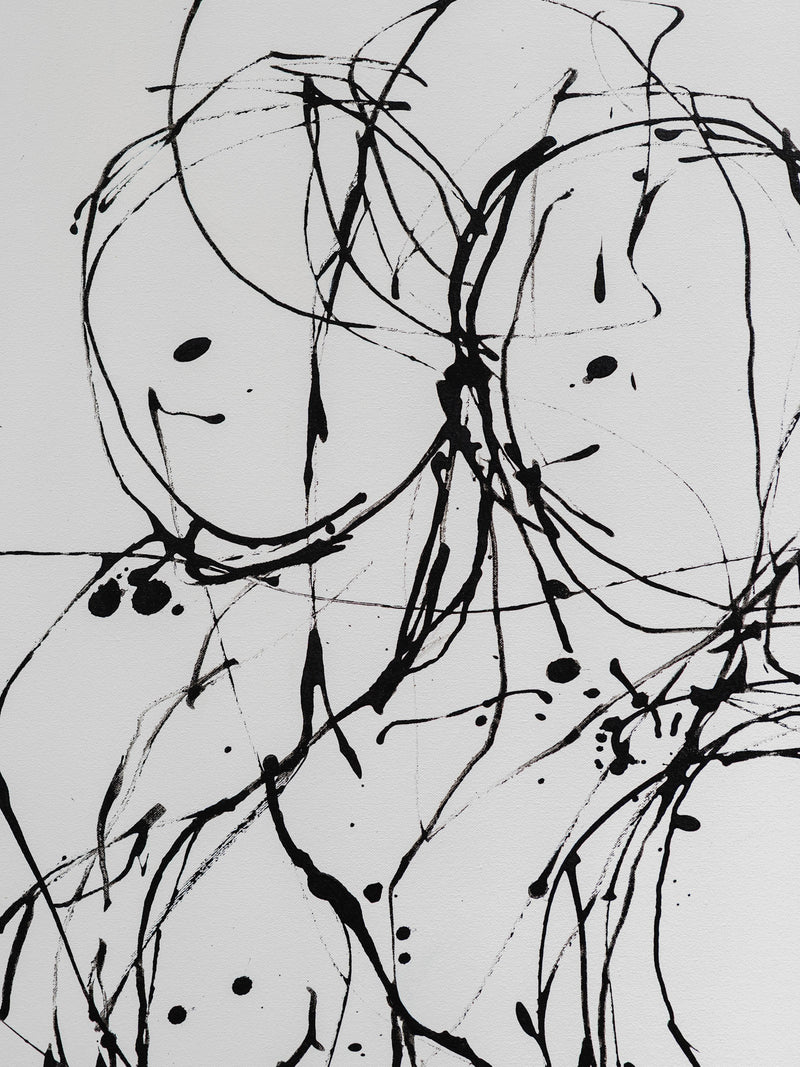 Pintura enmarcada con trazos de tinta negra y círculos sobre fondo blanco