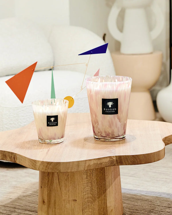 Par de velas en vasos de vidrio con cera blanca y etiqueta Baobab Collection