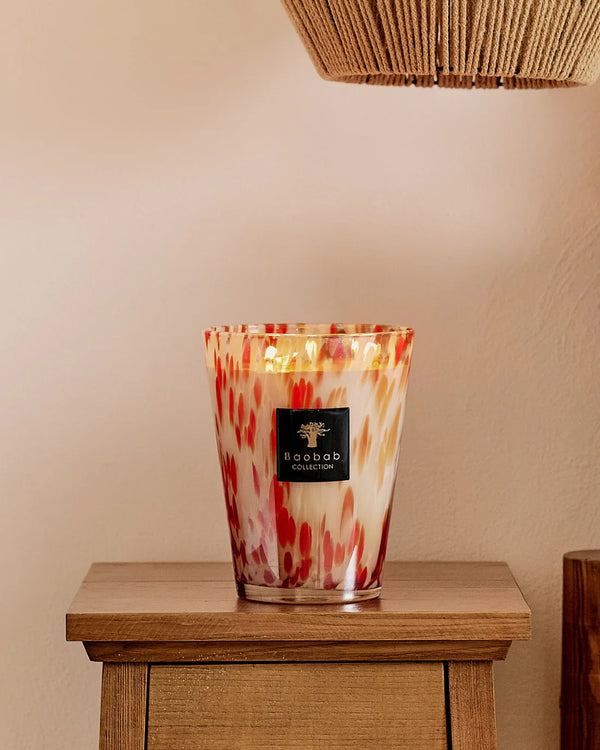 Vela aromática en vaso de vidrio con patrón coral y etiqueta negra Baobab Collection