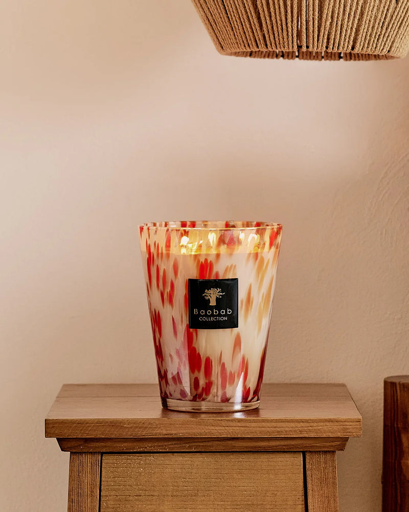 Vela aromática en vaso de vidrio con patrón coral y etiqueta negra Baobab Collection