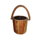 Cubeta de madera con asa y borde metálico interior
